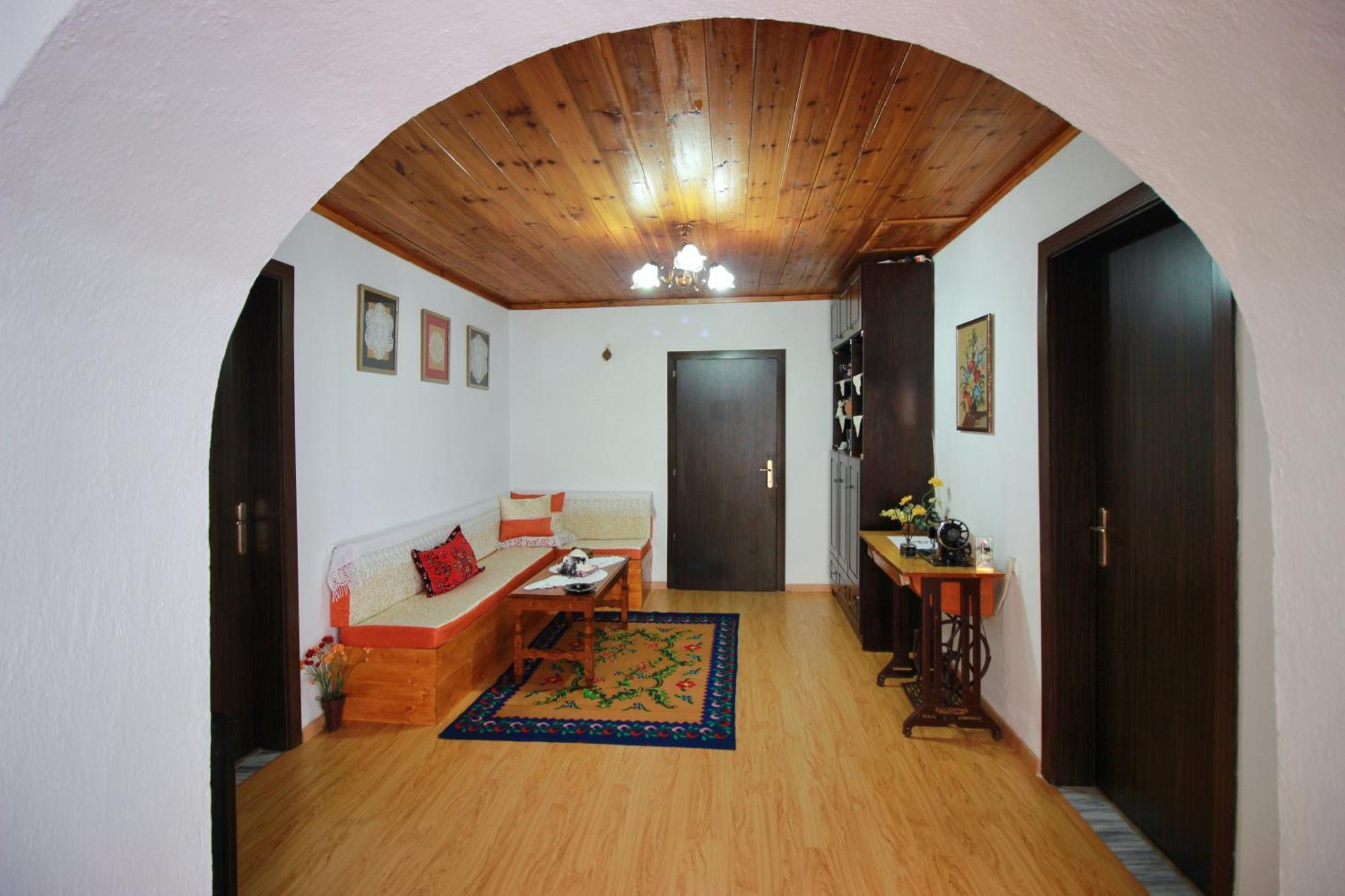 Guest House Denis Гирокастра Экстерьер фото