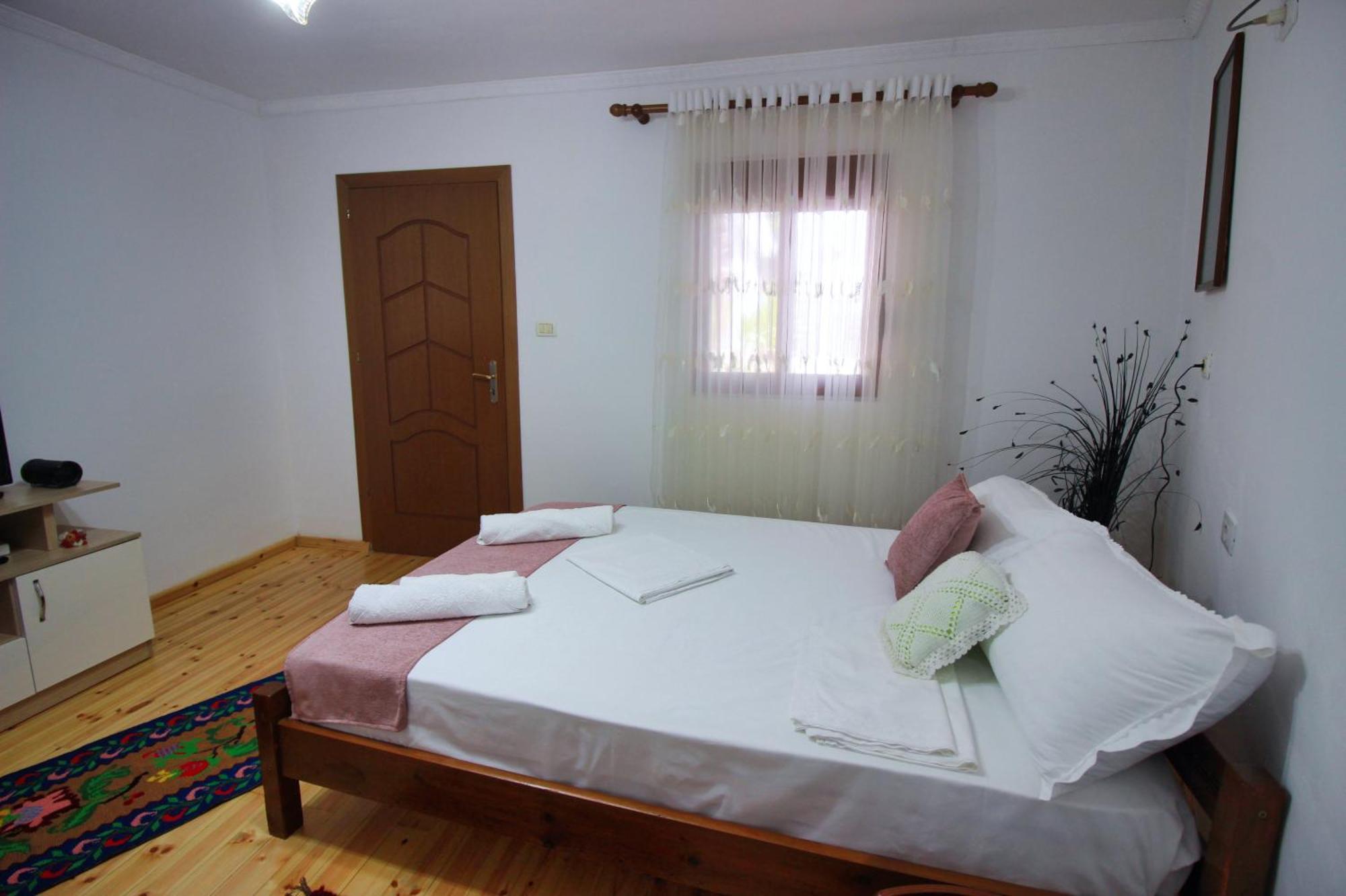 Guest House Denis Гирокастра Экстерьер фото