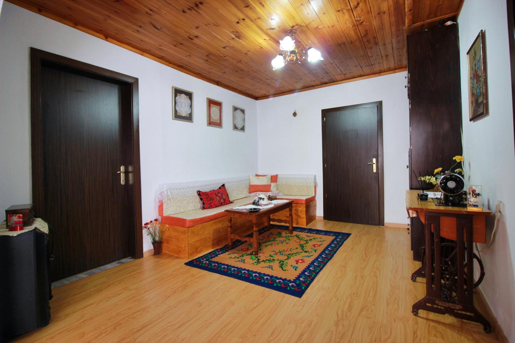 Guest House Denis Гирокастра Экстерьер фото