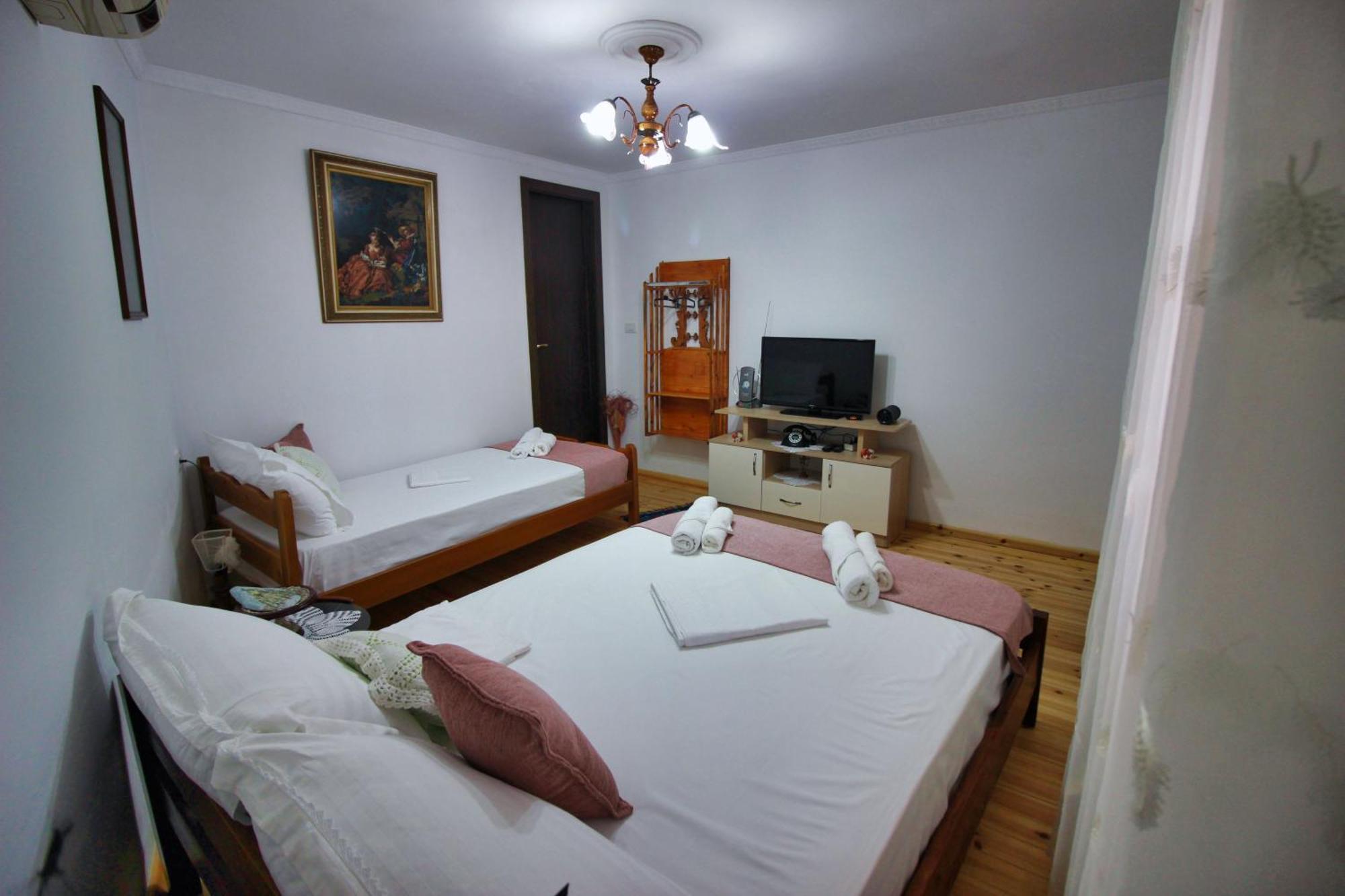 Guest House Denis Гирокастра Экстерьер фото