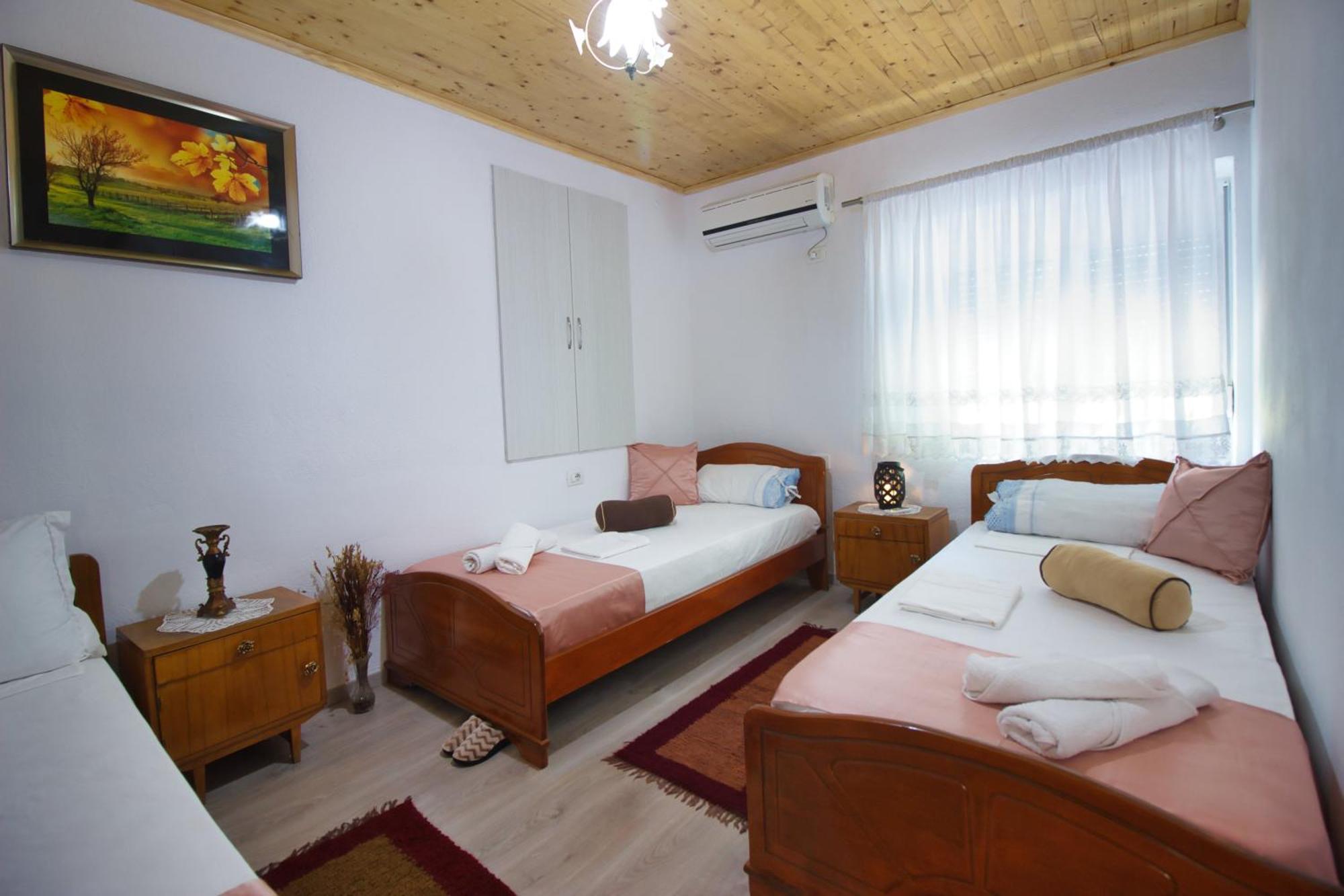 Guest House Denis Гирокастра Экстерьер фото