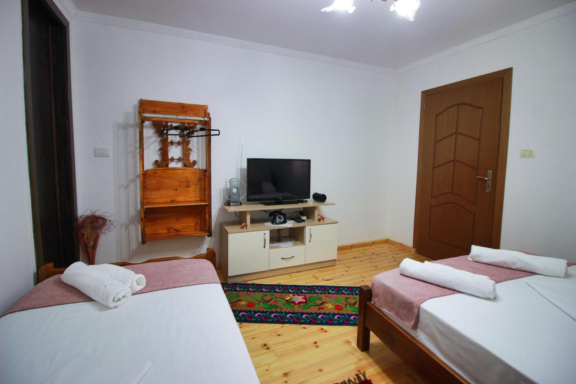 Guest House Denis Гирокастра Экстерьер фото