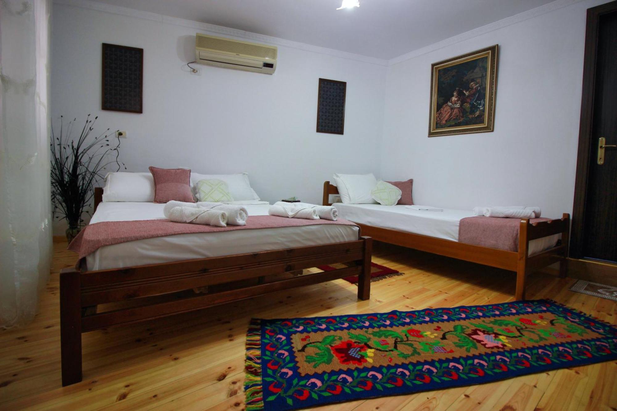 Guest House Denis Гирокастра Экстерьер фото