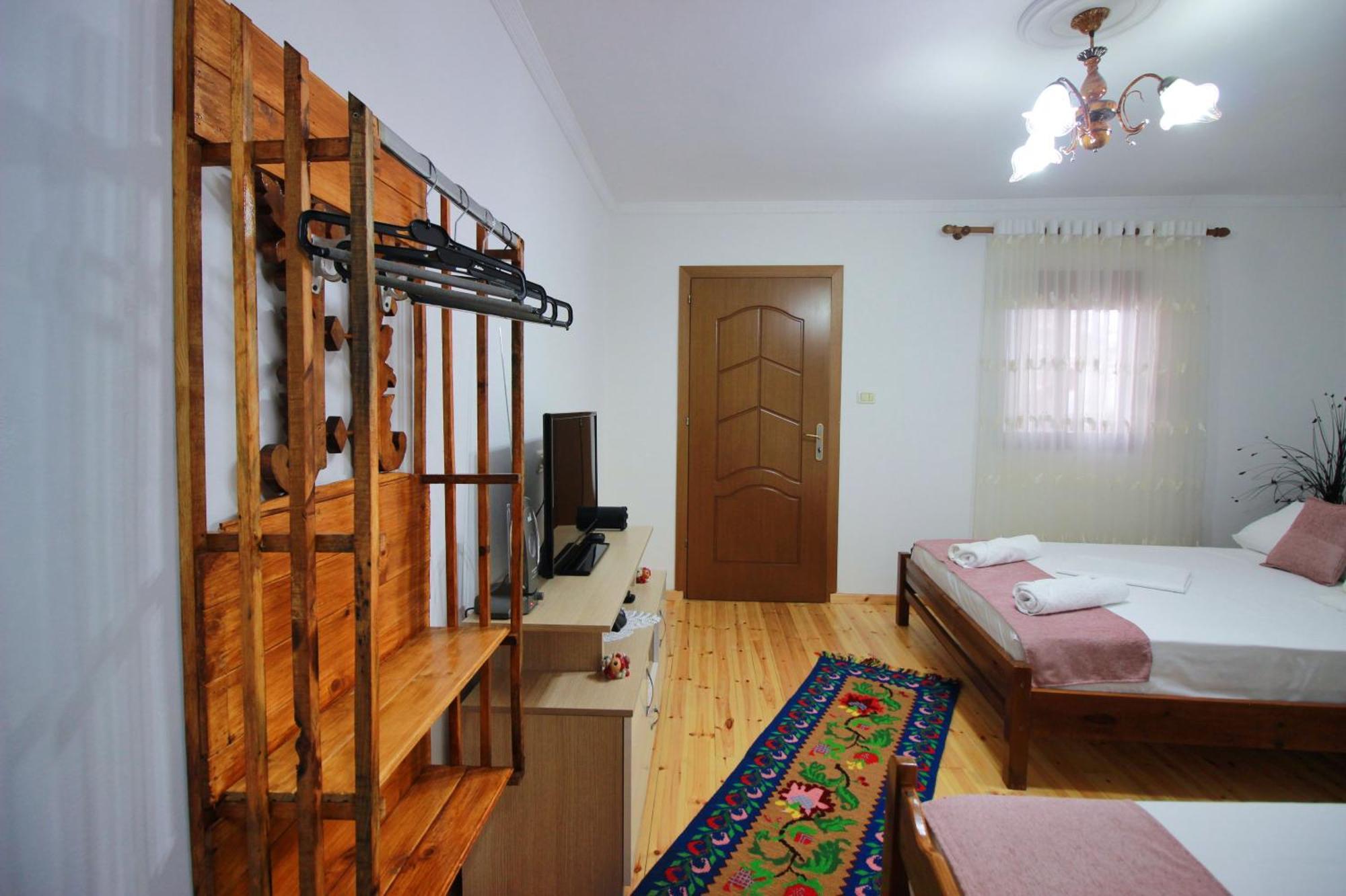 Guest House Denis Гирокастра Экстерьер фото