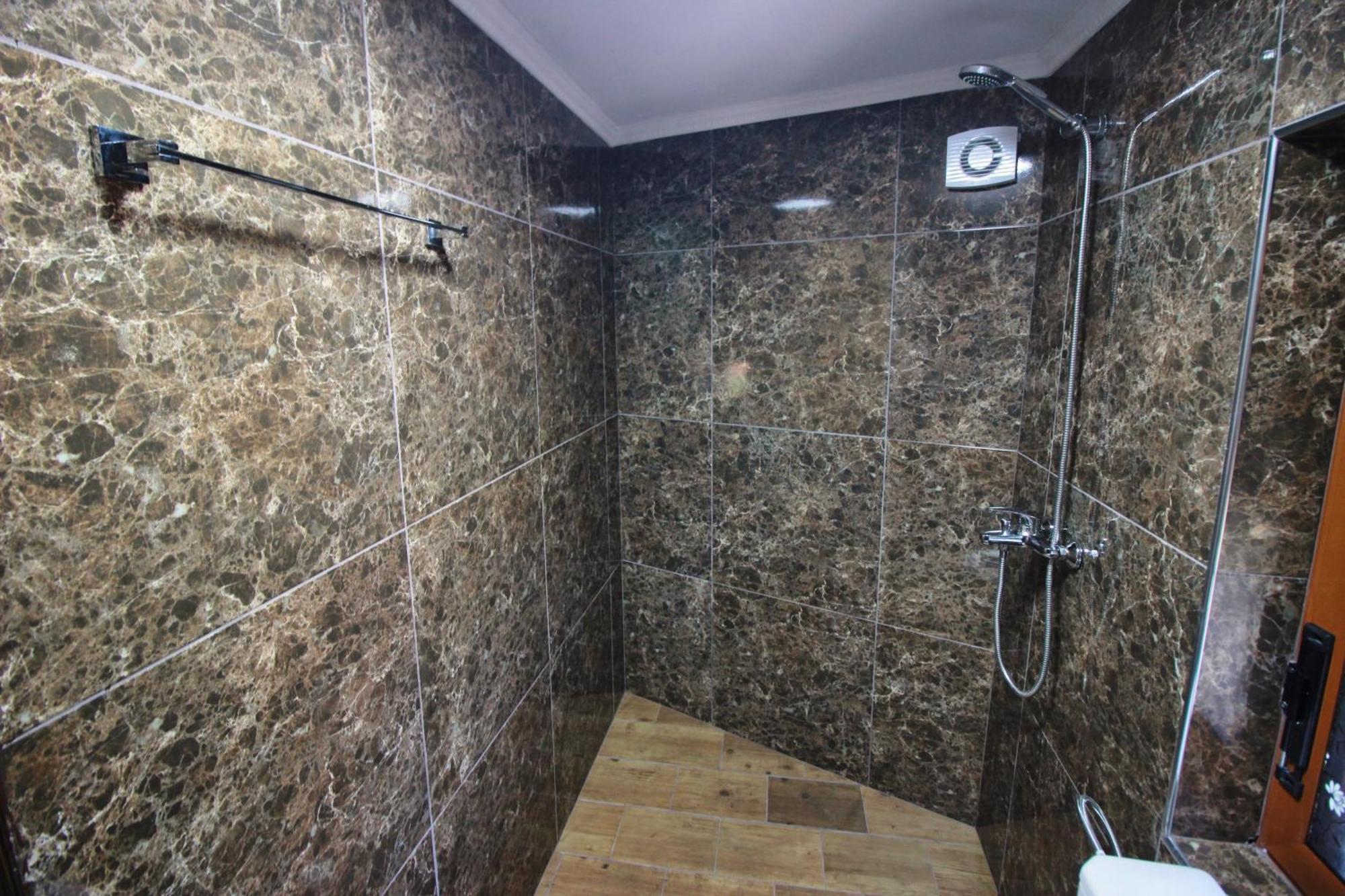 Guest House Denis Гирокастра Экстерьер фото