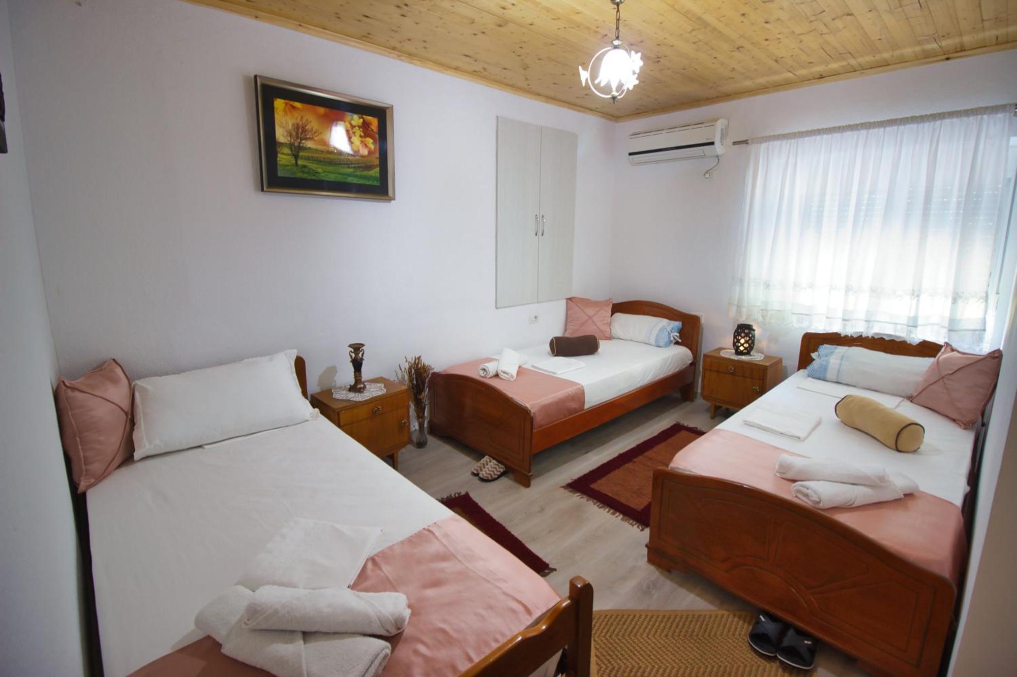 Guest House Denis Гирокастра Экстерьер фото