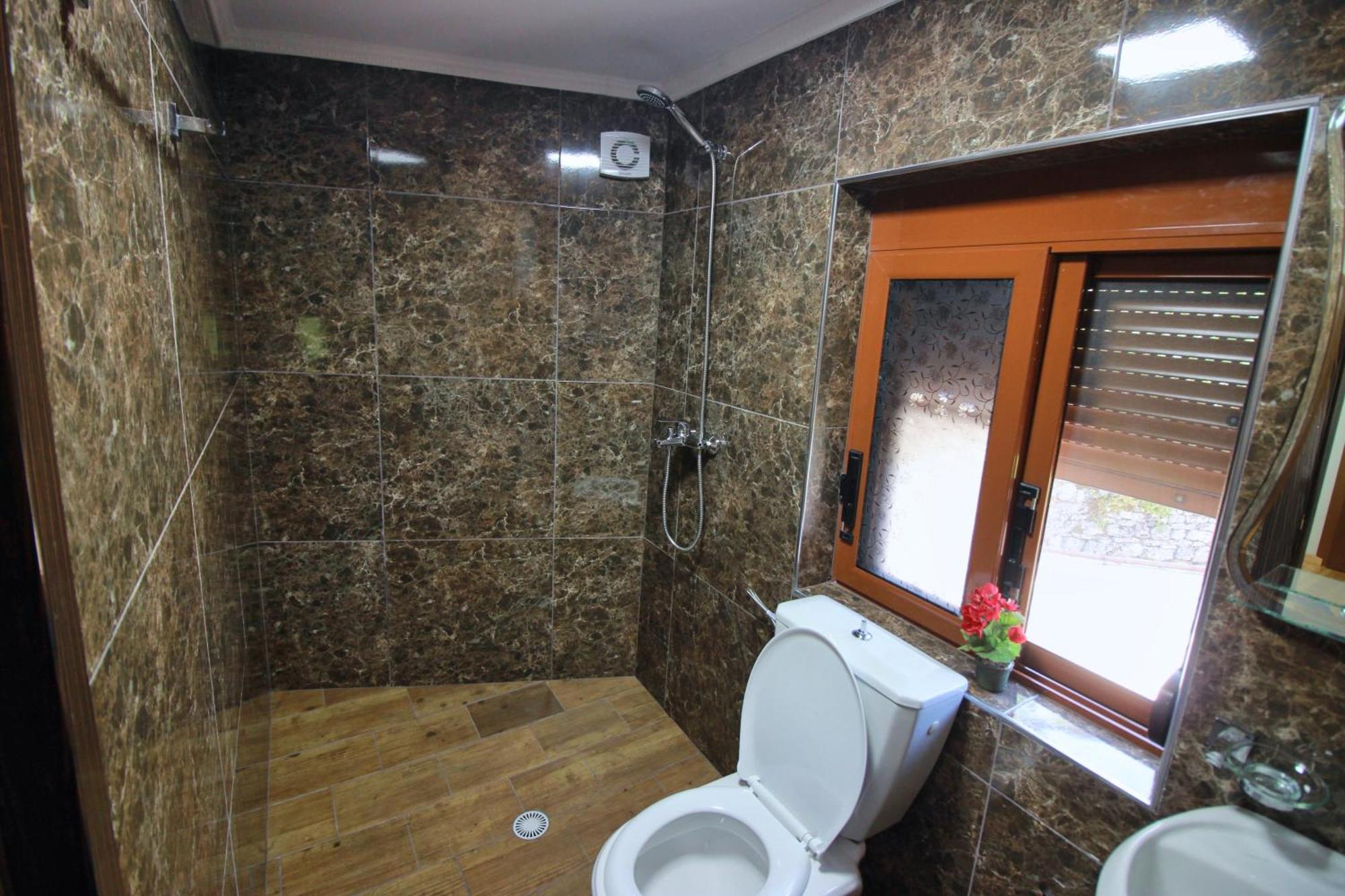 Guest House Denis Гирокастра Экстерьер фото