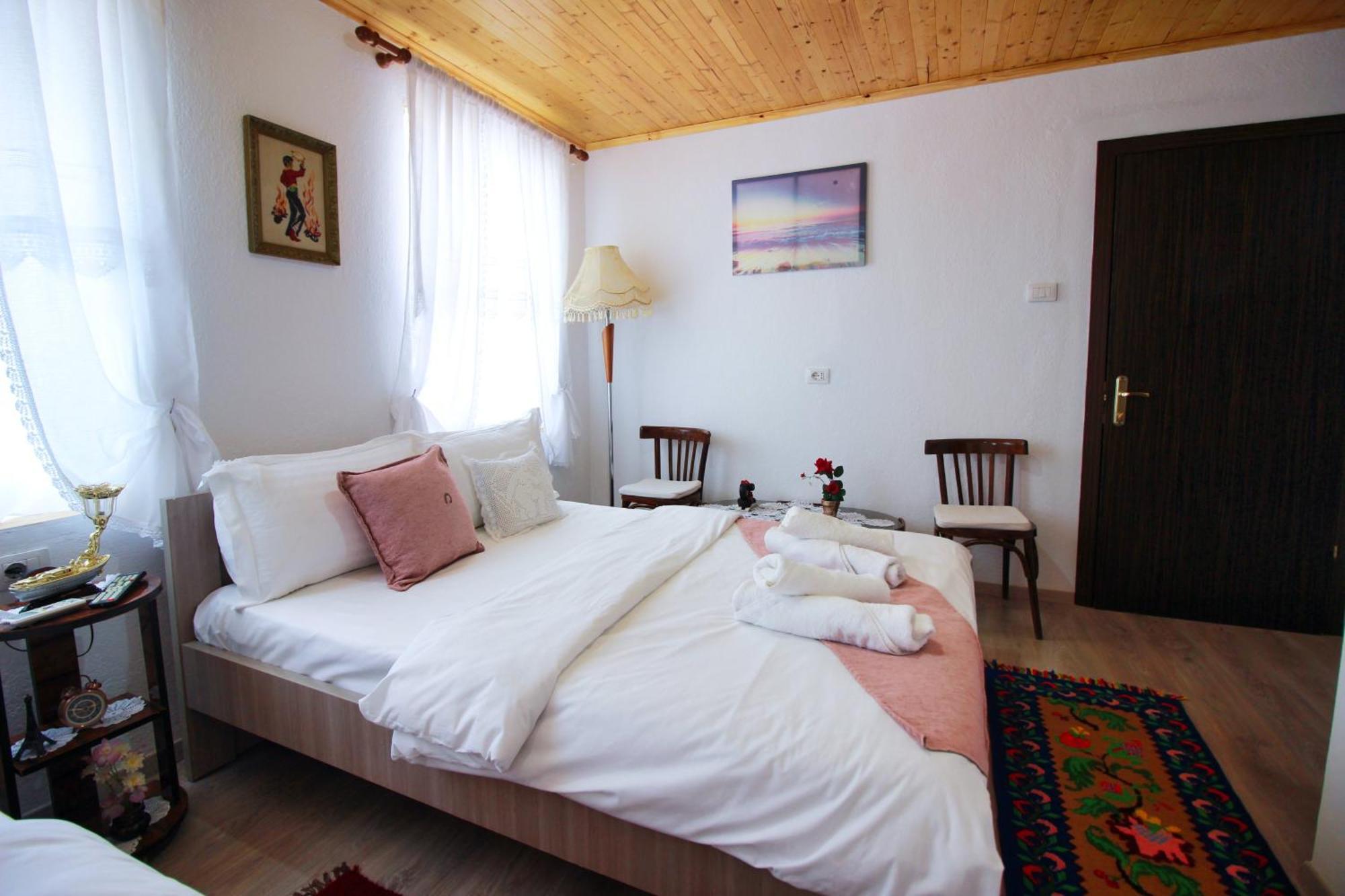 Guest House Denis Гирокастра Экстерьер фото